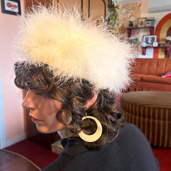 1960s White feather pillbox fascinator hat with lace top - from Ayres! - Picture 4 of 14